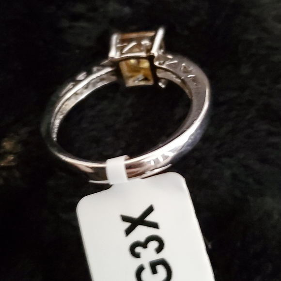9.   30 🤍💍💛 NWT Silver ring with faux diamonds and centre yellow stone - Picture 6 of 8